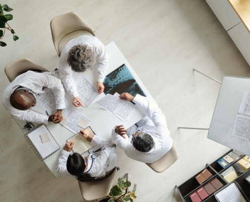 medical team meeting about Dual-Sourcing